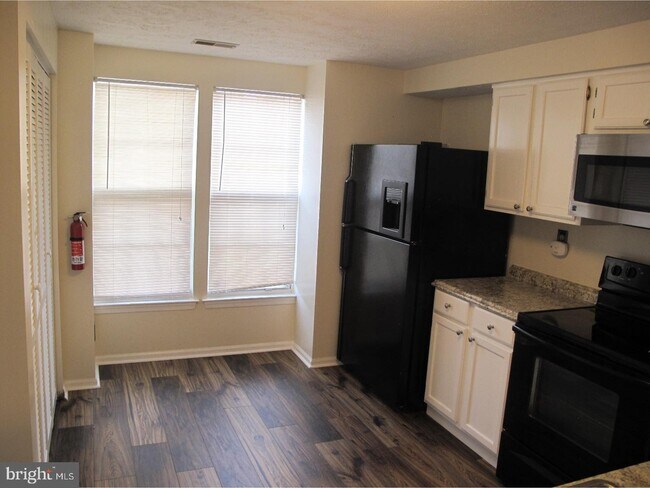 Foto del edificio - 16 Dorchester Cir