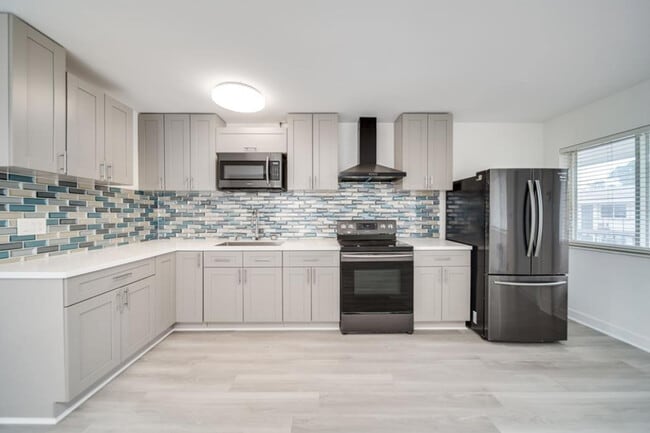 Kitchen - 1814 E Oakland Park Blvd