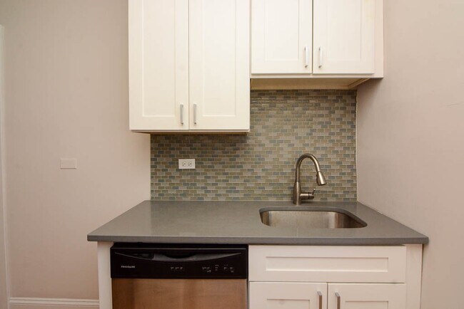 Foto del edificio - 2328 N Rockwell St
