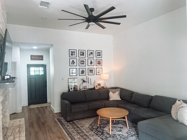 Building Photo - 1000 Blue Bird Ct