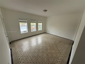 Building Photo - 405 SW 29th Ct