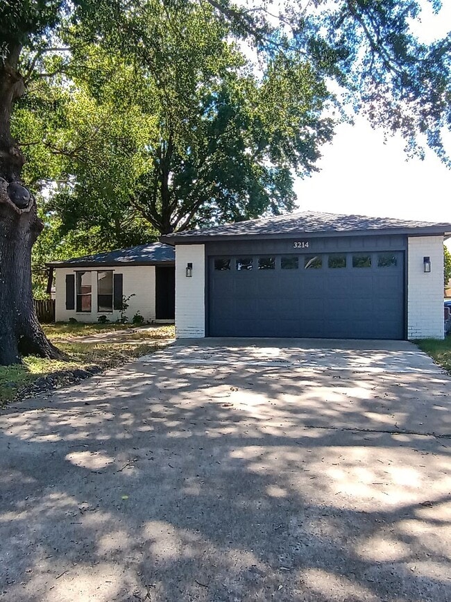 Building Photo - 3214 Bryn Mawr Cir
