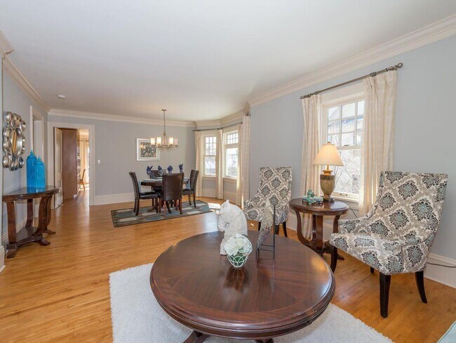 Foto del edificio - 1827 Kenwood Pkwy
