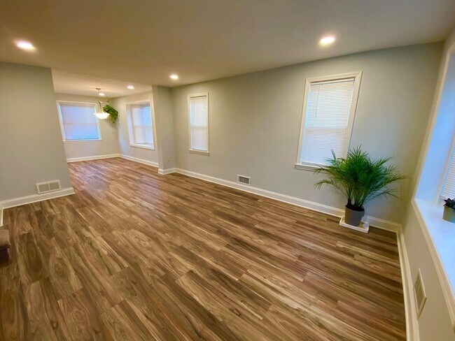 Building Photo - Charming 3 Bedroom/1.5 Bathroom Townhome in Dundalk, MD!