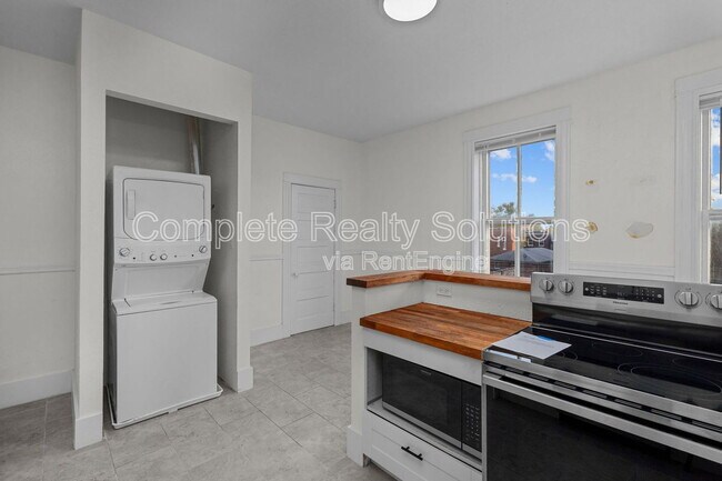 Foto del edificio - 2042 Russell Blvd