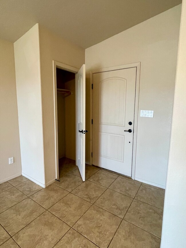 Building Photo - 3 bed 2 car garage home