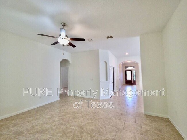 Building Photo - 615 Linares Ln