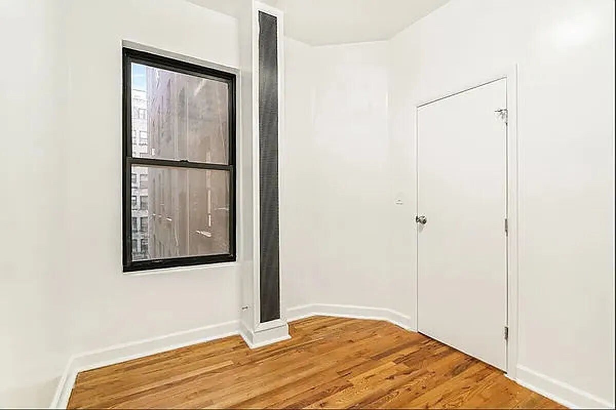 Building Photo - 160 Waverly Place