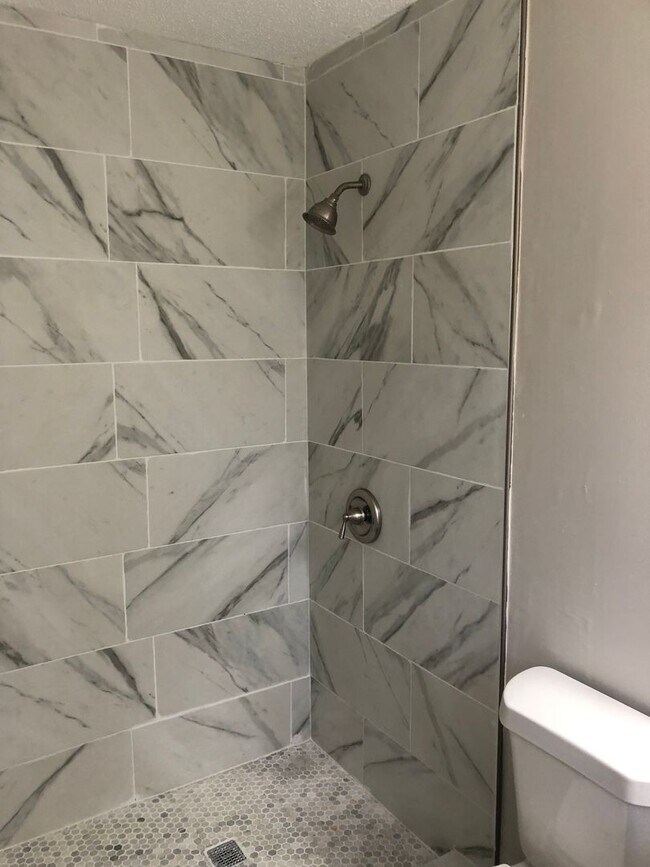 Building Photo - *250 Off First Month's Rent Move In Specia...