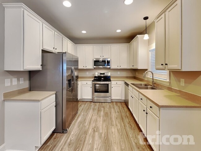 Building Photo - 1100 Bungalow Dr