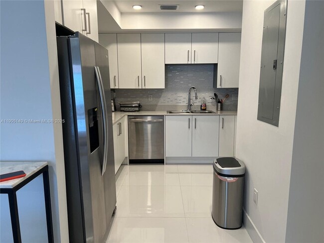 Foto del edificio - 10950 NW 82nd St