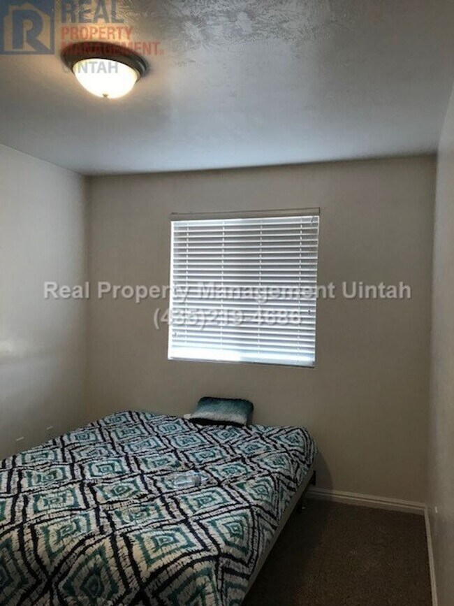 Building Photo - 3 bedroom 1.5  bath Town home