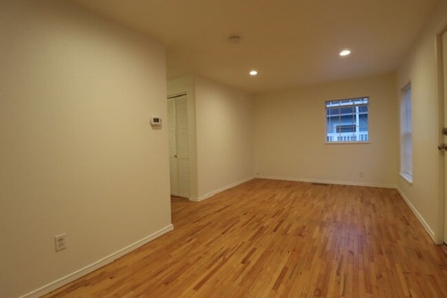 Building Photo - Ravenna Charmer!!’