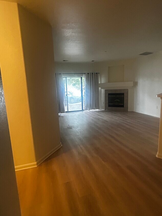 Sala de estar con chimenea de gas - 7454 S Alkire St