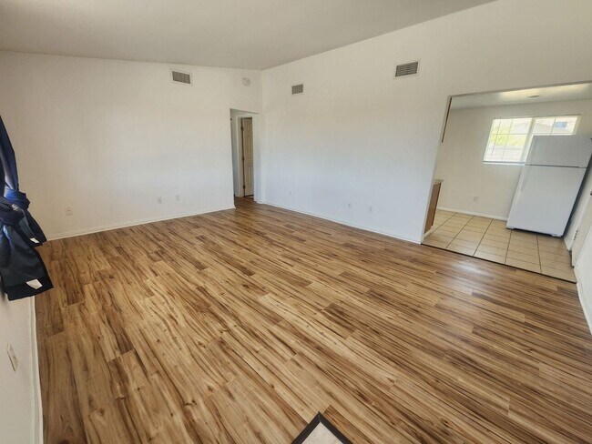 Building Photo - Two Bedroom One Bath Home!
