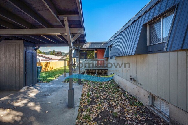 Foto del edificio - Large 3 Bedroom 2 Bathroom Home with Cover...