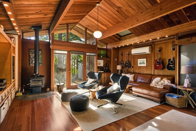 Foto del edificio - 22000 Timber Cove Rd