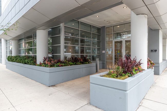 Foto del edificio - 330 W Grand Ave