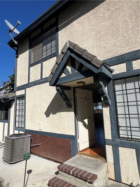 Building Photo - 711 W Duarte Rd