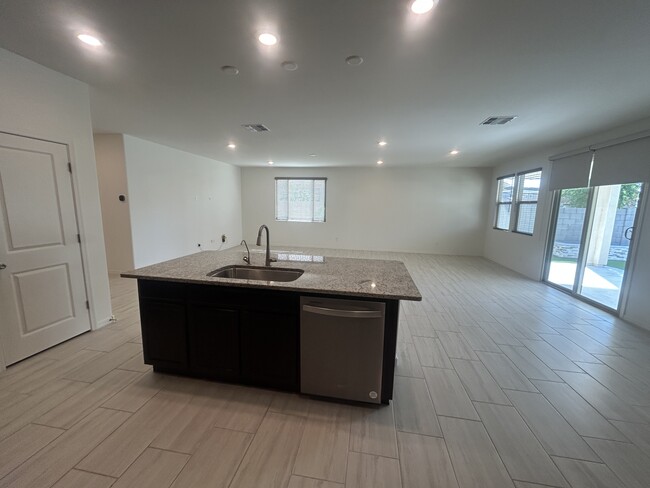 Building Photo - 2957 E Bellerive Dr