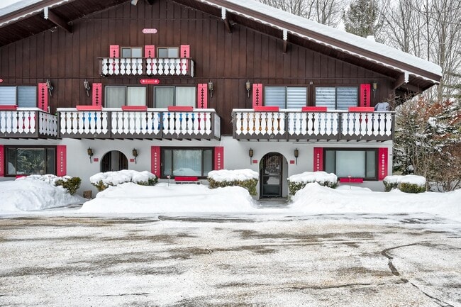 Building Photo - 46 Linderhof Golf Course Rd