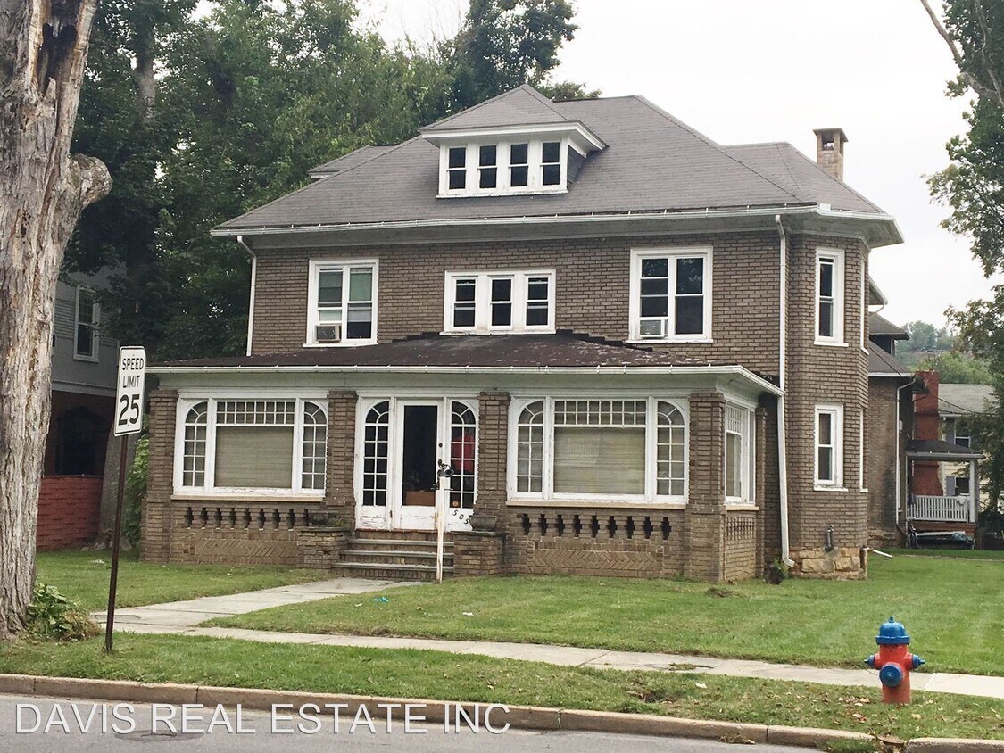Primary Photo - 5 br, 1.5 bath House - 505 W. Main St.