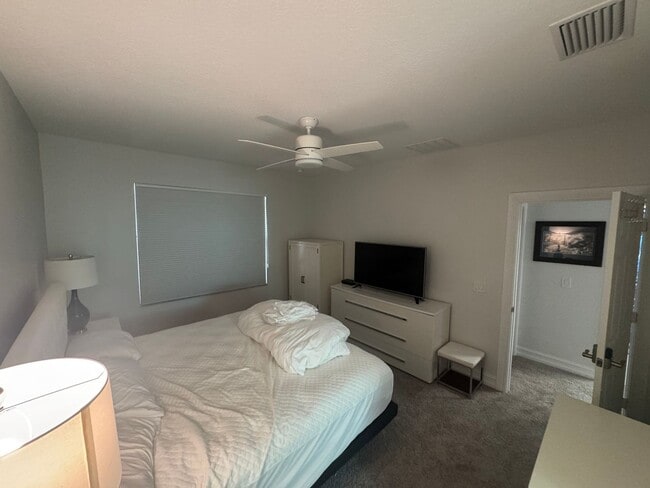 Building Photo - 4 bedroom, 2.5 bath Townhome