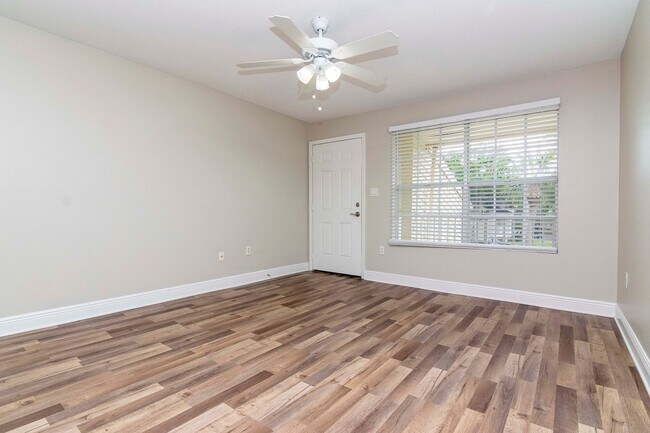 Foto del edificio - 2nd Floor - Recently Upgraded and Remodeled -1 Bedroom 1 Bath for Lease in Brandon, FL