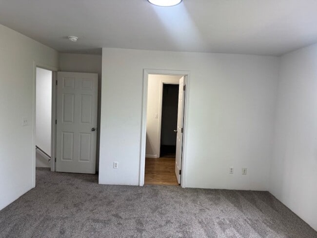 Building Photo - COMING SOON - 3 BEDROOM TOWNHOME W/ GARAGE- FRESH PAINT AND NEW FLOORING