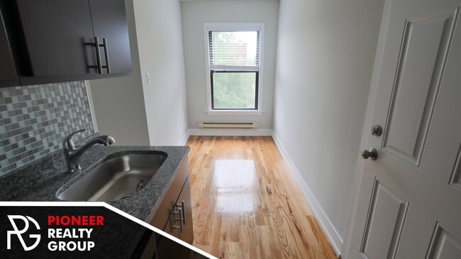 Building Photo - 910 W George St