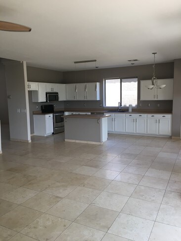 Open concept large family room - 4207 E Desert Sky Ct