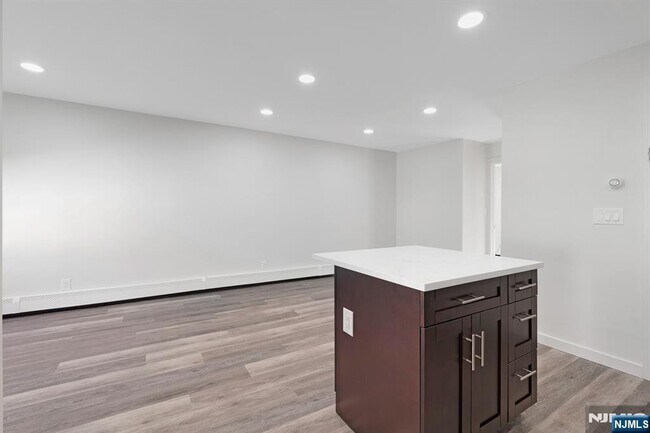 Foto del edificio - 561 Broad St