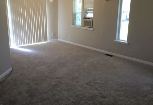 Primary bedroom - 919 E McLeod Rd