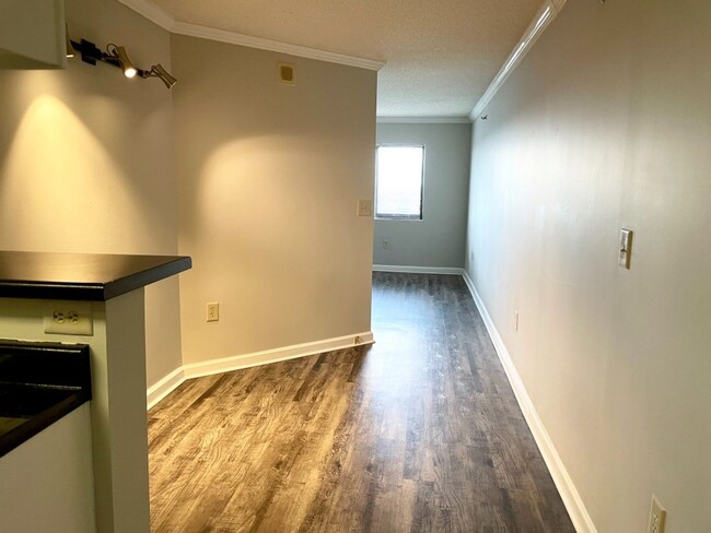 Foto del edificio - NEXT MONTH's RENT FREE! RENOVATED 1BD COND...