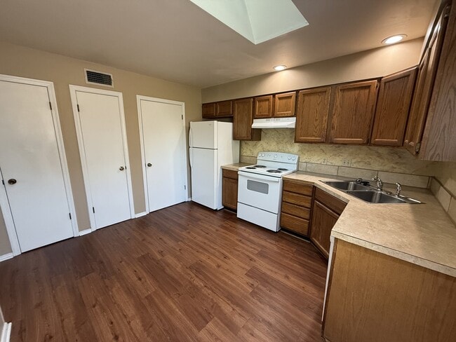 Foto del edificio - 2626 W C St