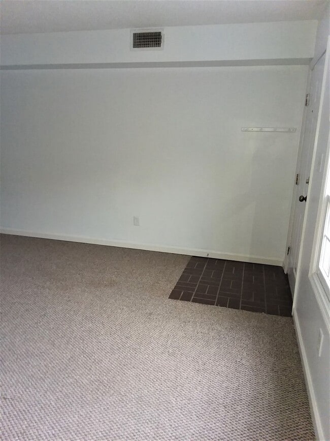 Building Photo - 2 Bedroom / 1.5 Bath Condo Kingsport TN
