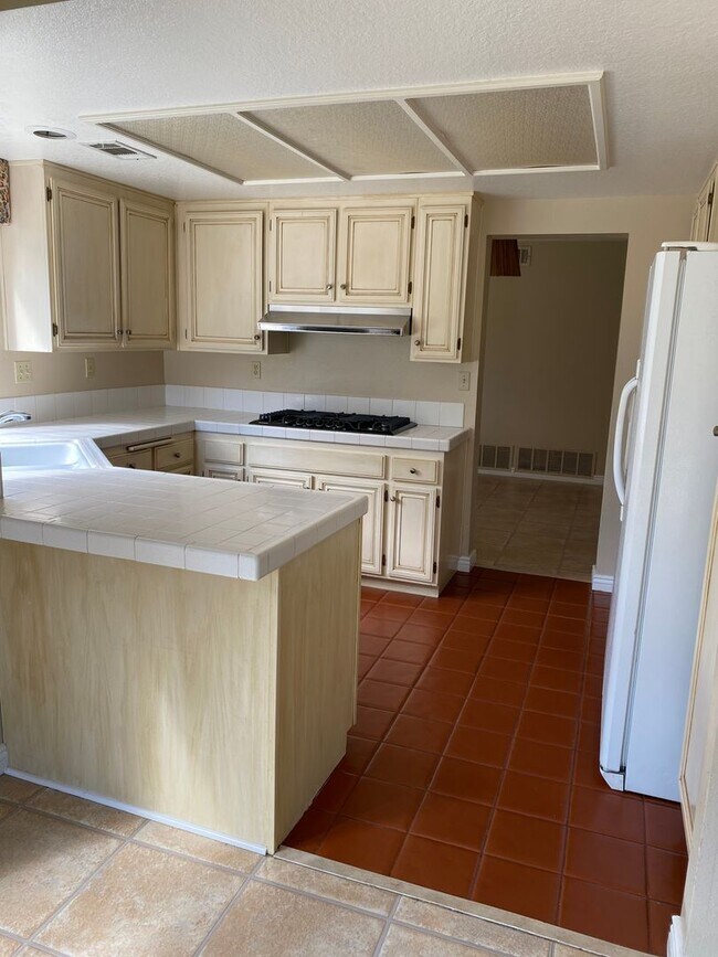 Foto del edificio - 3 bed, 2 1/2 bath home in great East Simi Valley location