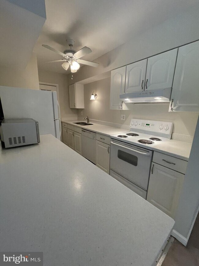 Building Photo - 5900 Prince George Dr