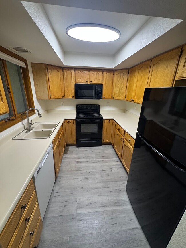 Foto del edificio - Charming 2BD/2BA Two-Level Condo in Walnut...