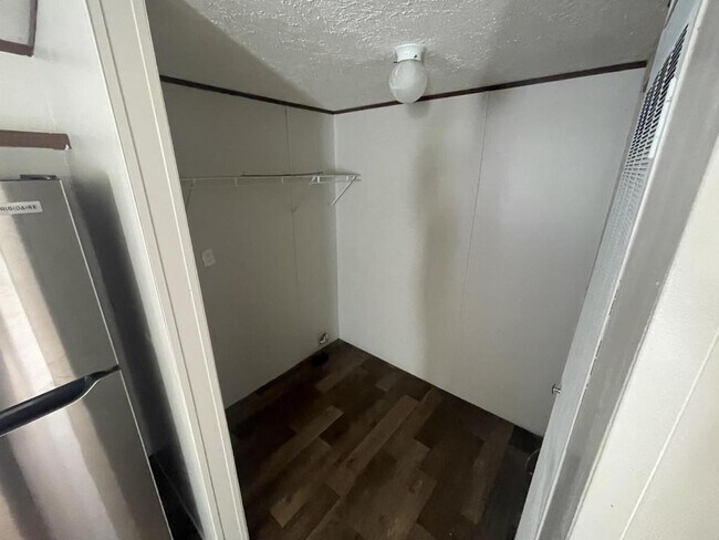 Foto del edificio - 555 Crandlemire Rd