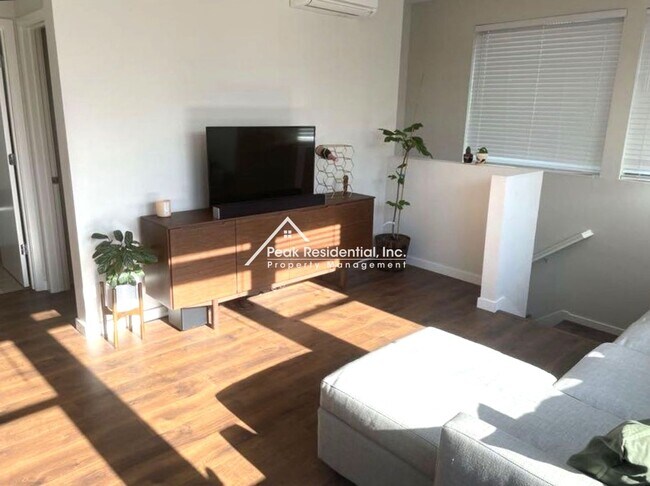 Foto del edificio - Beautifully Updated 1bd/1ba Land Park Area Condo with 1 Car Garage!