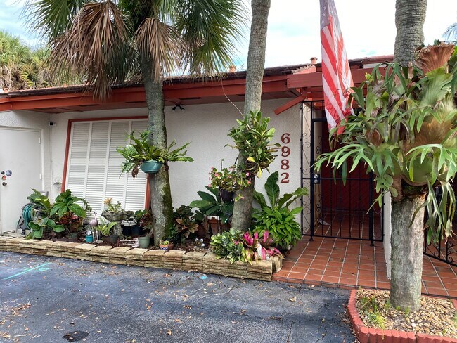 Foto del edificio - 6982 Greentree Ln