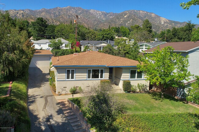 Building Photo - 3741 El Moreno St
