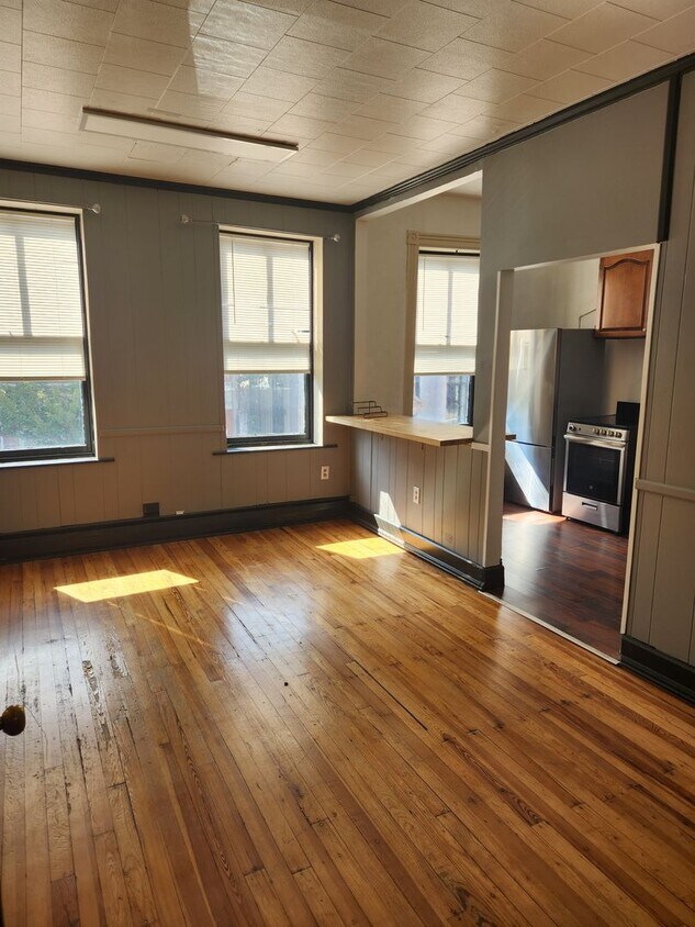 Primary Photo - 139 E Market St