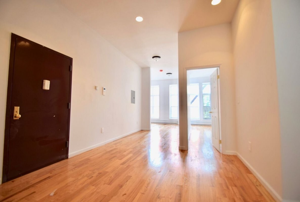 Primary Photo - 4 E 116th St