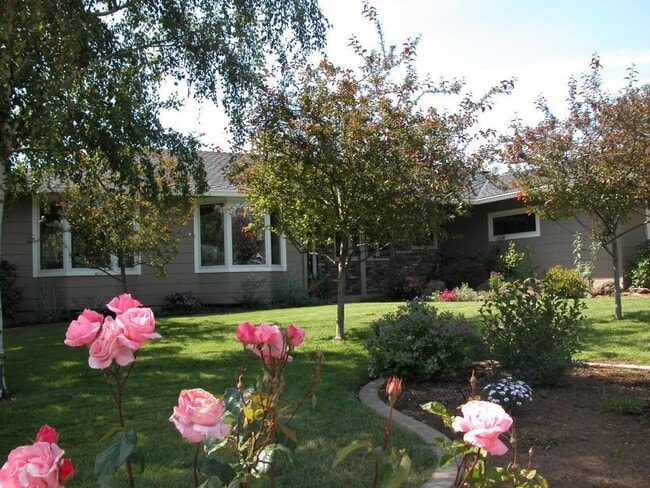 Building Photo - Excellent 3 Bedroom 2 Bath In A Great Neig...