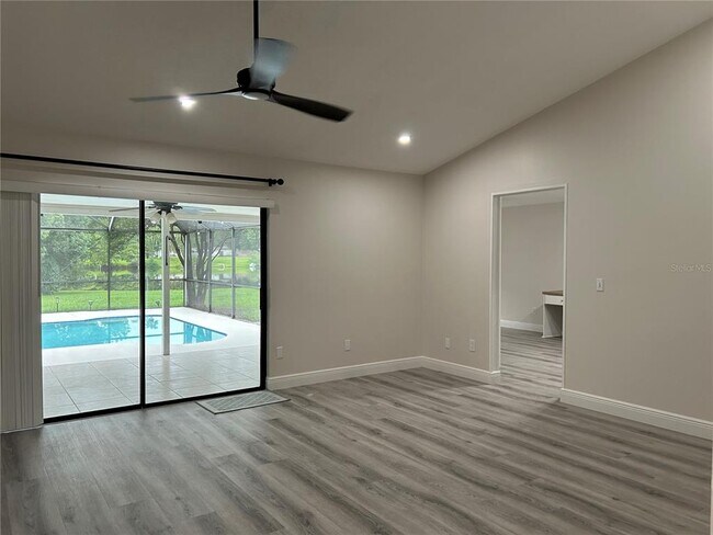 Foto del edificio - 484 E Maine Ave