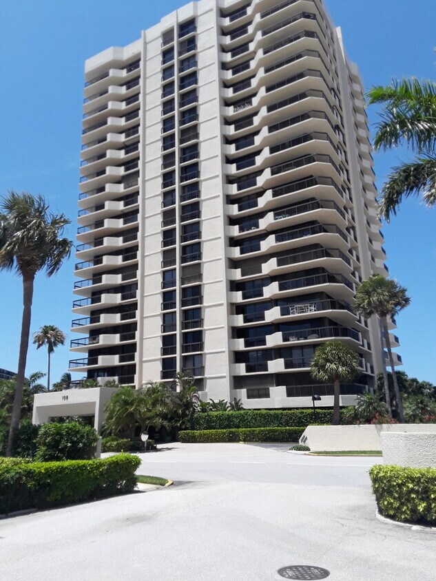 Primary Photo - 108 Lakeshore Dr