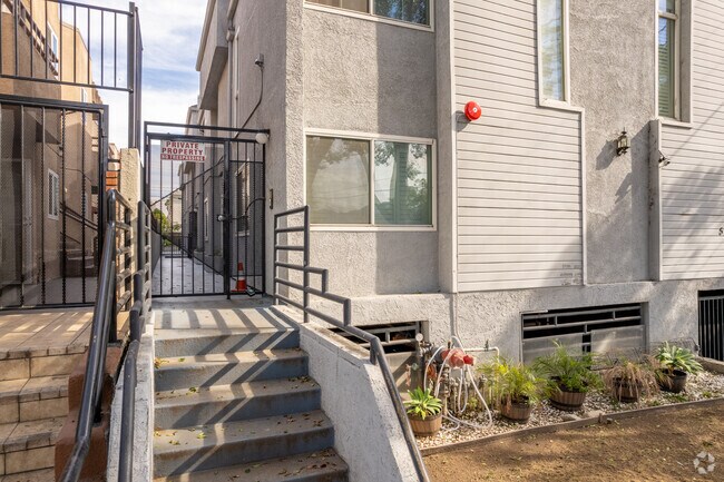 Entrance - 512 Concord St