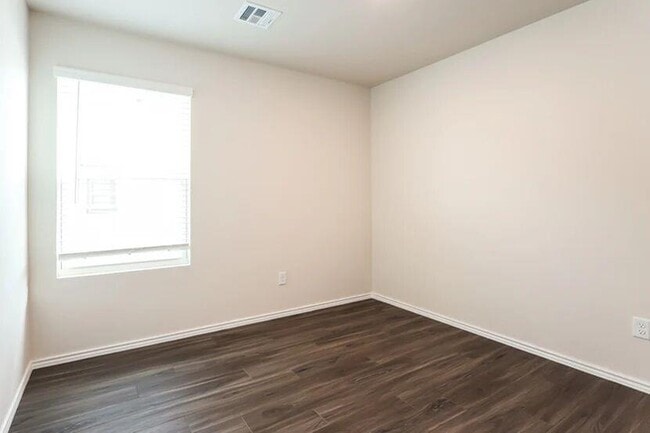 Building Photo - 1804 Dogwood Dr